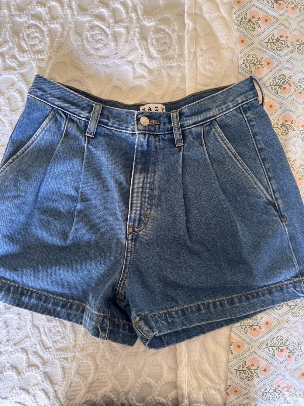 NWOT. DAZE Coronado Pleated Denim Shorts Montage Size 29 High Rise